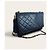 Borsa a tracolla Chanel in pelle trapuntata blu navy - vista 2