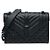 Autre Marque Um design de aba envelope que harmoniza um padrão de matelassê chevron e diamante sofisticado confere a sensibilidade distintamente sofisticada de Saint Laurent. Fabricado em material altamente durável, é