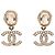 Orecchini Chanel Gold CC placcati oro con cristalli e perle sintetiche, chiusura a farfalla