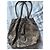 Michael Kors Beuteltasche aus Leder in irisierendem Python-Effekt mit MK-Pompon-Anhänger - Ansicht 2