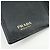 Cartera compacta bi-fold de piel Saffiano PRADA Negra Oro 1MH840 - vista 23