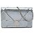 Diorama Wallet on Chain aus silbernem metallischem Lackleder mit Microcannage-Steppung