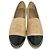Espadrillas Chanel in pelle beige con logo CC intrecciato - vista 3