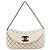 Chanel Borsa a tracolla beige con patta e cuciture