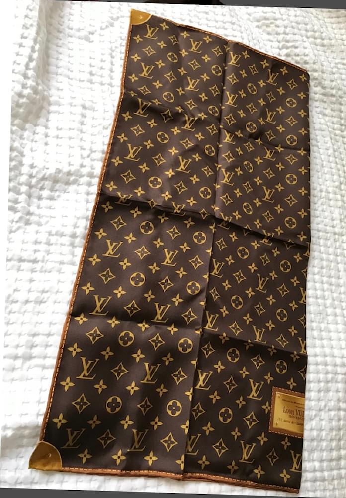 Louis Vuitton Silk scarves Brown ref.71346 - Joli Closet