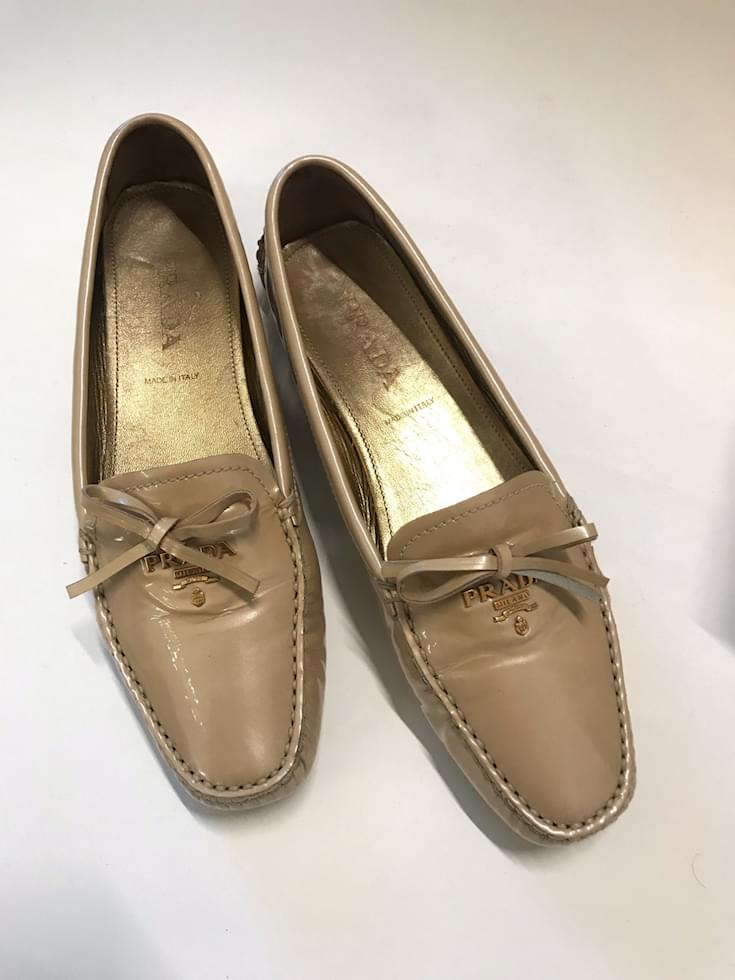Prada loafers moccasins Beige Patent leather ref.80404 - Joli Closet