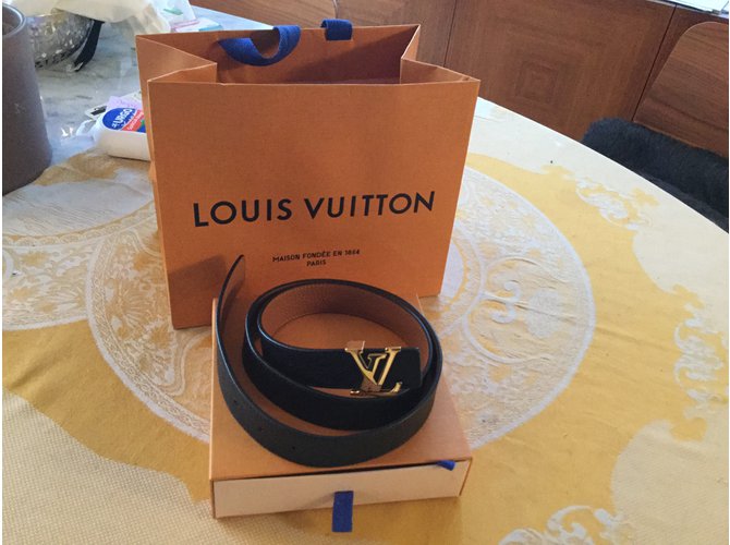 Louis Vuitton Black and gold reversible leather belt ref.106891 Joli