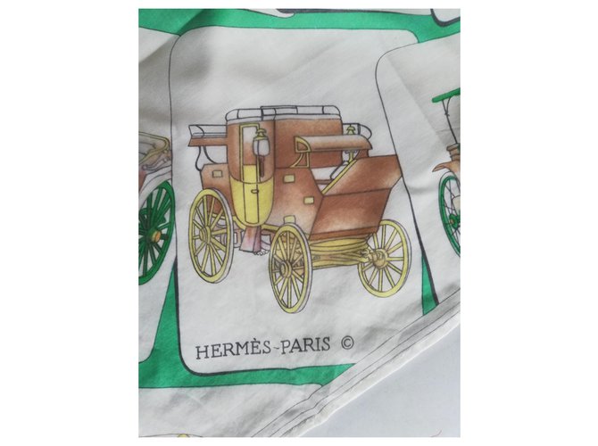 A REPRENDRE HERMES : Petit carré de soie imprimé, tour de cou, titré