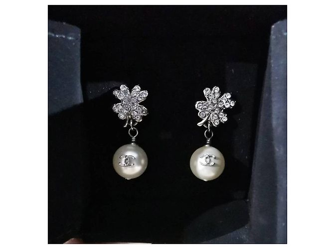 Boucles D'oreilles Vintage Signées Roman – Perles Imitation Et Cristaux Sur Métal Argenté – Occasion En Bel état