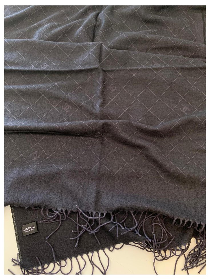 Chanel stole Black Cashmere ref.159049 - Joli Closet