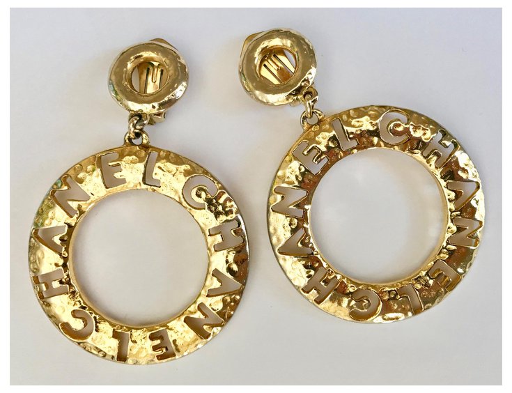 boucle d'oreille chanel lettre