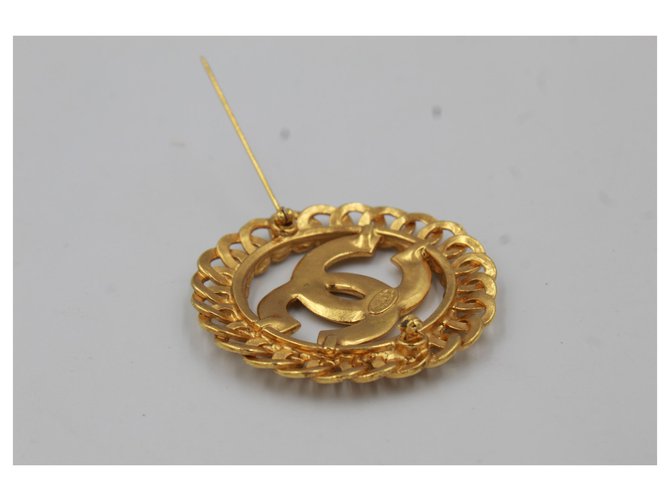 Broche Vintage En Métal Doré - Bijou Ancien Et Charmant Pour Collection Ou Style Rétro