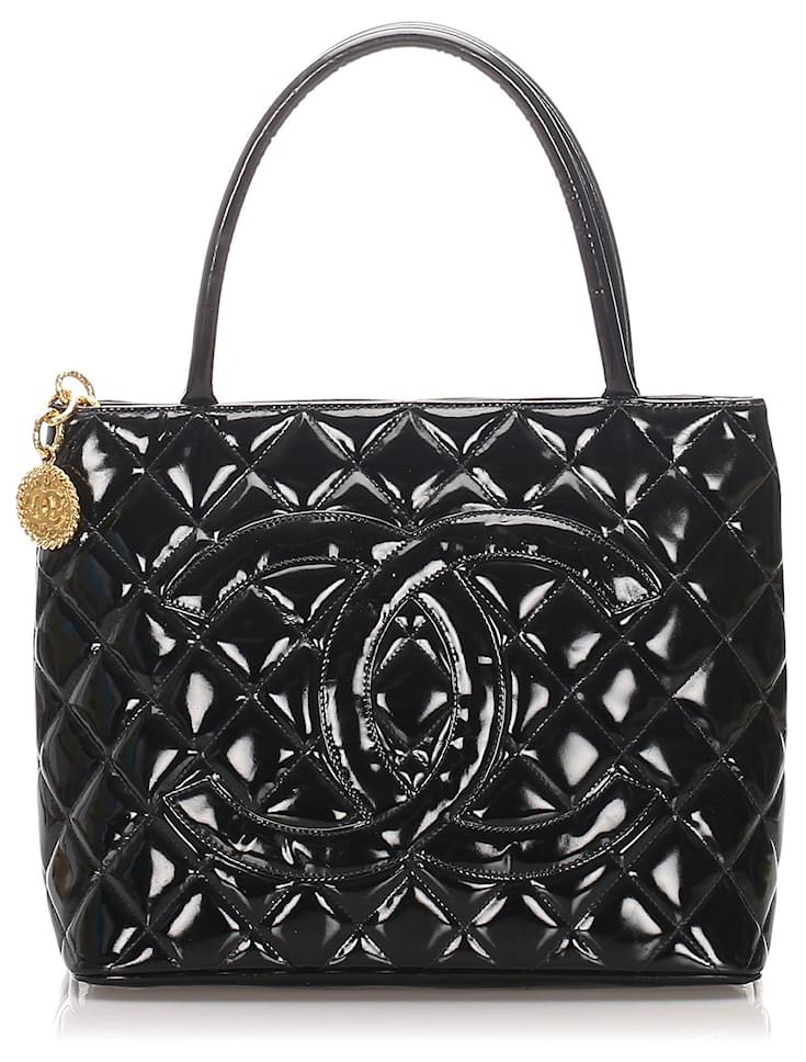Chanel Black Patent Leather Medallion Tote Bag ref.194721 - Joli Closet