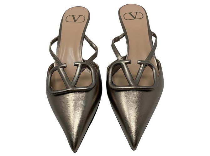 v logo heels