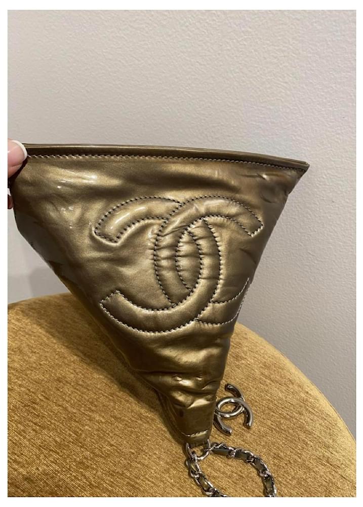 Chanel Clutch bags Golden Patent leather ref.275524 - Joli Closet
