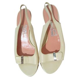 Saltos Salvatore Ferragamo em couro bege Bege