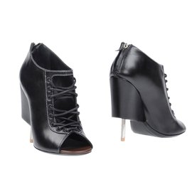Givenchy-Nissa Lace-Up Screw-Heel Bootie de Givenchy, tamaño 37,5-Negro