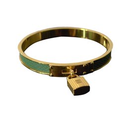 Hermès-Bracelet Kelly Hermès vintage en plaqué or et cuir vert-Doré