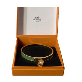Hermès-Bracelet Kelly Hermès vintage en plaqué or et cuir vert-Doré