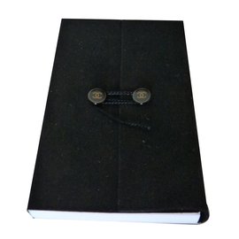 Chanel-Caderno-Preto