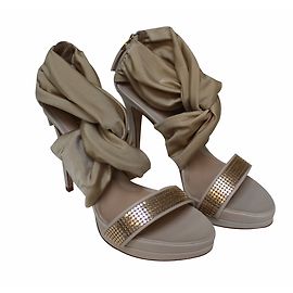 Fendi Sandalen aus Leder Creme Creme