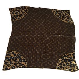 Louis Vuitton Silk scarves Leopard print