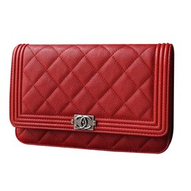 Chanel-Junge WOC-Rot