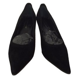 Elizabeth Stuart Maya heels Black