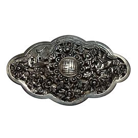 Autre Marque Silberne Metallbrosche mit Figuren Silber