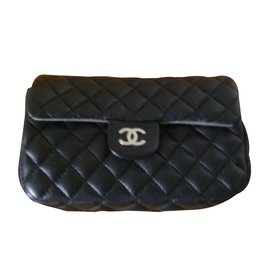 Chanel-Unterarmtasche-Schwarz
