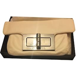 Chanel-Brieftasche mit Wiederauflage an der Kette-Creme