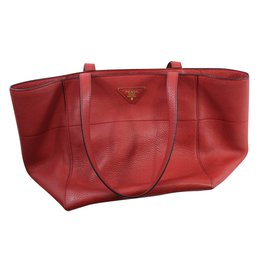 Prada-Handtasche-Rot