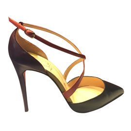 Christian Louboutin-Tacones-Negro