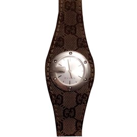 Gucci-reloj-Castaño
