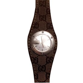Relógio Gucci com Pulseira de Tecido Marrom e Bege Marrom