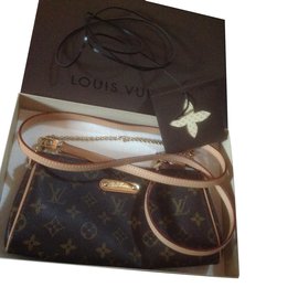 Louis Vuitton-Eva-Outro