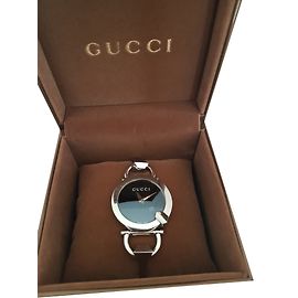 Relógio Gucci em aço com mostrador redondo preto Preto