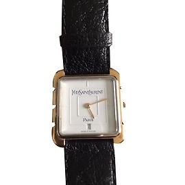 Yves Saint Laurent Buen reloj Dorado