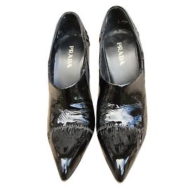 Botas de tornozelo Prada em couro verniz preto plissado 37IT Preto