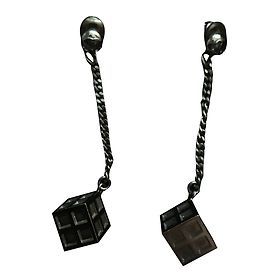 Brincos Chanel Símbolo Dado com Corrente Cinza Aço Cinza