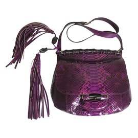 Gucci Saco crossbody de python de bambu Roxo