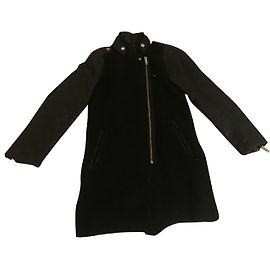 Zara Capa, Ropa de calle Negro