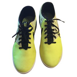 Nike-Turnschuhe-Gelb