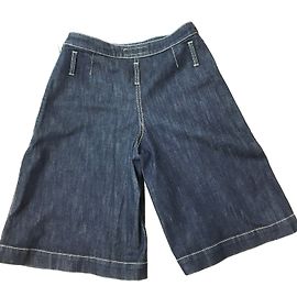 Yves Saint Laurent calça Azul