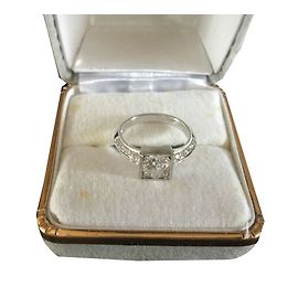 Autre Marque Solitaire Diamond Ring in 18K White Gold Silvery