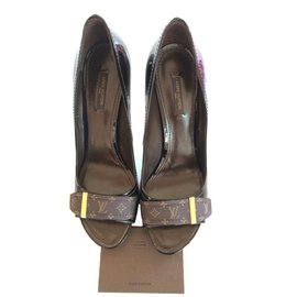 Louis Vuitton-Heels-Dark brown