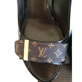 Louis Vuitton-Heels-Dark brown