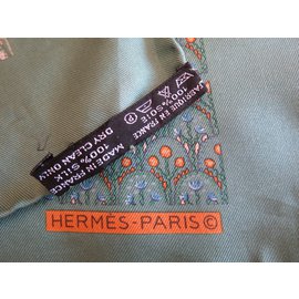 Hermès--Superbe petit carré de la Maison Hermès-Vert olive