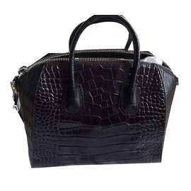 Givenchy-Antigona-Negro