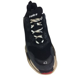 Balenciaga-Triple S-Black